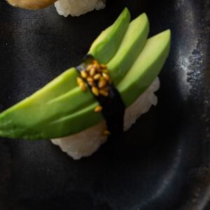 Суши с авокадо