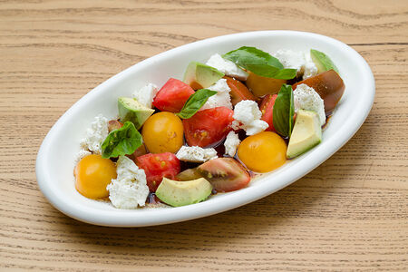 Ассорти из томатов с козьим сыром