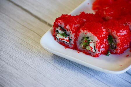 Ролл с угрем и чукой