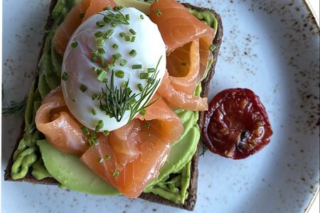 Тост с авокадо, лососем и яйцом пашот