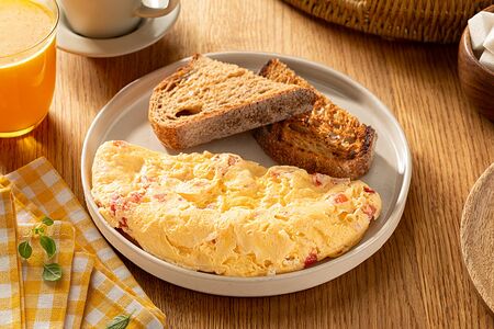 Омлет с сыром и томатами