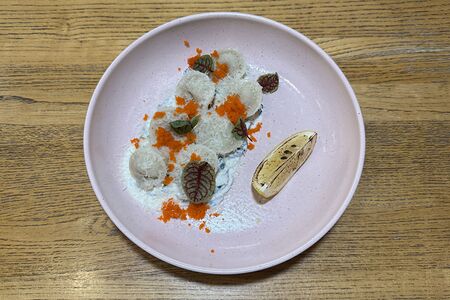 Домашние пельмени с белой рыбой, сливочно-шпинатным соусом, икрой летучей рыбы и сыром пармезан