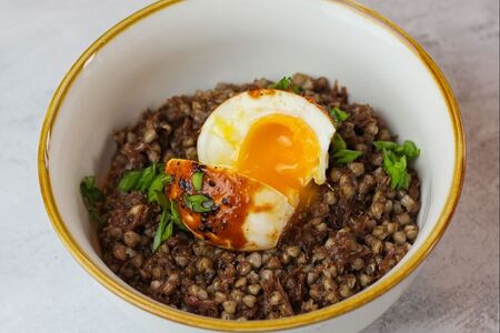 Зеленая греча с томленым мясом, мягким яйцом и мясным соусом