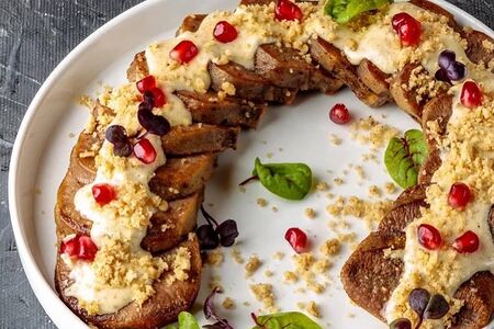 Язык говяжий, запечённый под сливочно-ореховым соусом