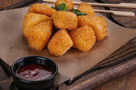 Сыр Камамбер в панировке с соусом