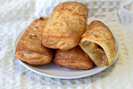 Слойка с яблоком