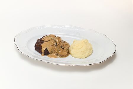 Котлета из говядины с шиитаке и картофельным пюре