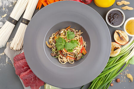 Вок с говядиной и перечным соусом