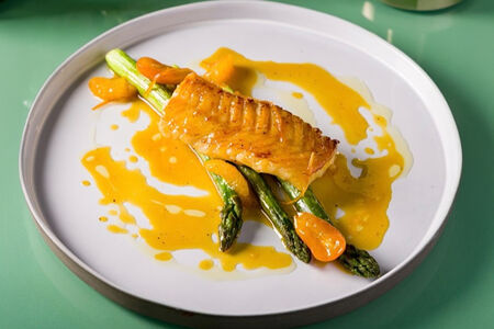 Треска с зеленой спаржей и соусом апельсин-карамель