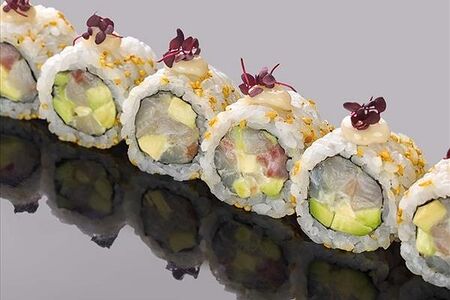 Ролл с сибасом и трюфельным соусом