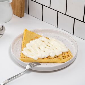 Блинчик с сахаром и сметаной