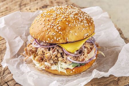 Бургер с рваной свининой 