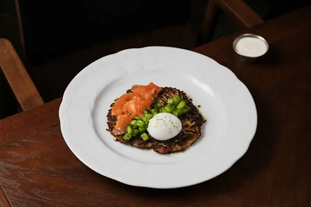 Картофельный драник с лососем и сметаной