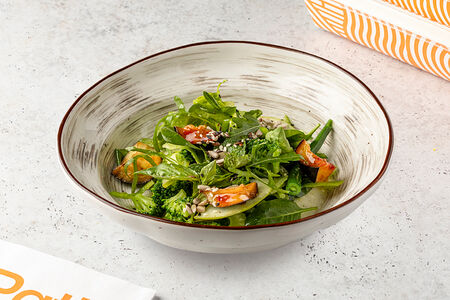 Зеленый салат с баклажанами