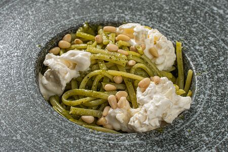 Лингуине с песто, кедровыми орешками и страчателлой