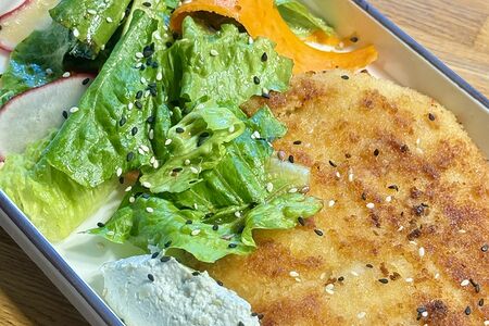 Куриный шницель с зеленым салатом и соусом дорблю				