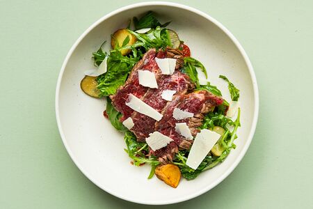 Салат с домашним ростбифом, вялеными томатами и печёным картофелем