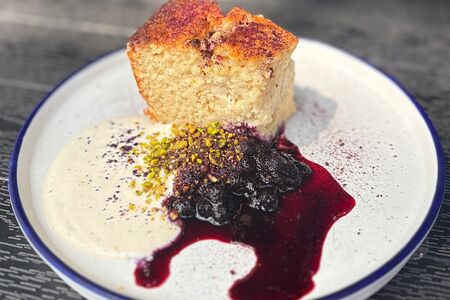 Творожная запеканка с черничным вареньем и кешью-сметаной