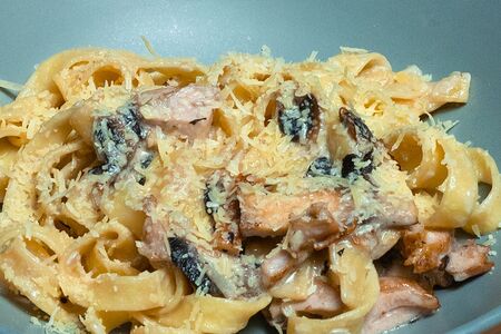 Паста с курицей и грибами