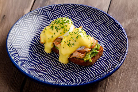 Бриошь с креветками и гуакамоле