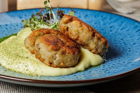 Куриные котлеты рубленые с картофельным пюре