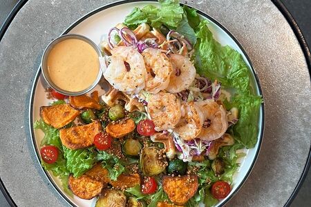 Вафля с креветками, коул слоу, запеченным бататом и брюссельской капустой