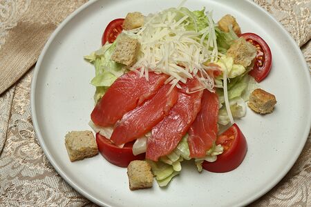 Салат Цезарь с семгой