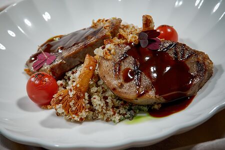 Говяжий язык с лисичками и киноа