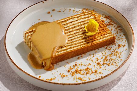 Карамельный медовик