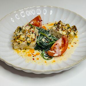 Запечённая треска с сыром, орехами и шпинатом