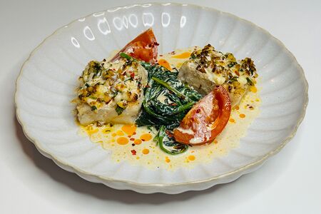 Запечённая треска с сыром, орехами и шпинатом