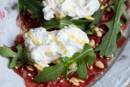 Карпаччо из говядины с муссом из сыра пармезан