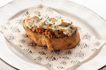 Брускетта с лисичками и беконом