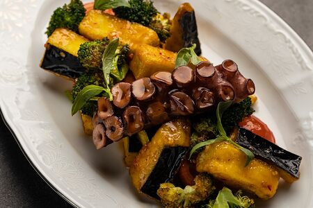 Салат с осьминогом 