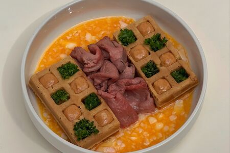 Ростбиф с яичным соусом на пшеничной вафле