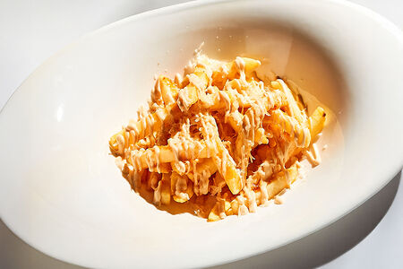 Фри Шеф с двумя соусами и пармезаном