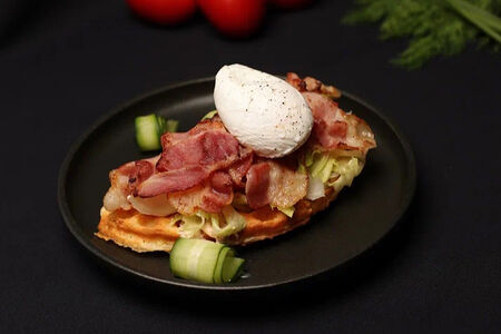 Бельгийская вафля с беконом и яйцом пашот