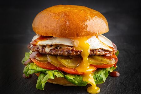 Бургер Копчёный с говядиной и яйцом