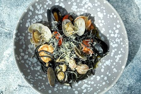 Черная паста с вонголе, мидиями и креветками