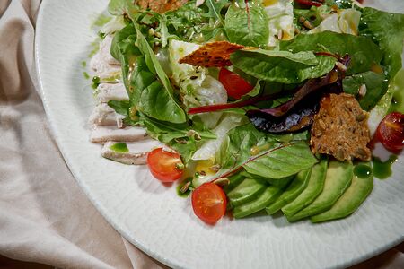 Фитнес салат с курицей и авокадо 