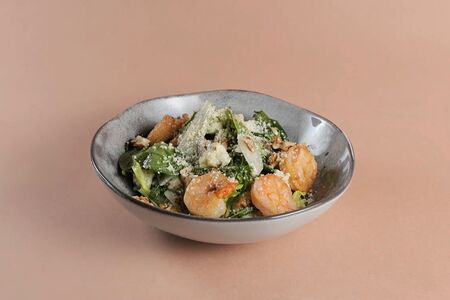 Салат с креветками, грушей и горгонзолой 