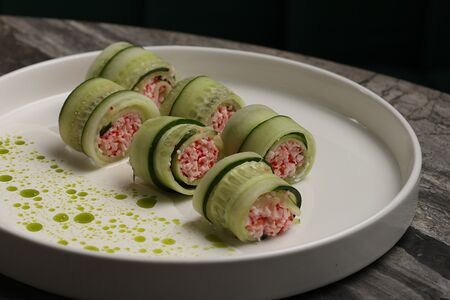 Огурец со снежным крабом, копчеными сливками и маслом эстрагона