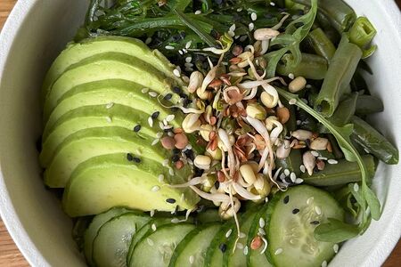 Поке с зелеными овощами