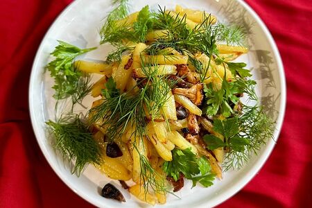 Жареный картофель с лисичками