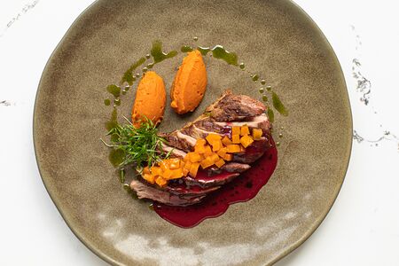 Утиная грудка с пюре из батата и малиновым соусом