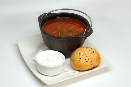 Борщ из говядины с пряной булочкой