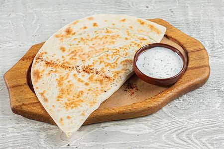 Кутаб с лососем и сыром