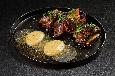 Говяжьи рёбра с маринованным яблоком