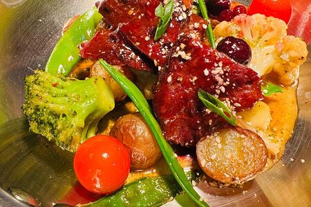 Томленые говяжьи щечки в перечнем и вишневом соусе 