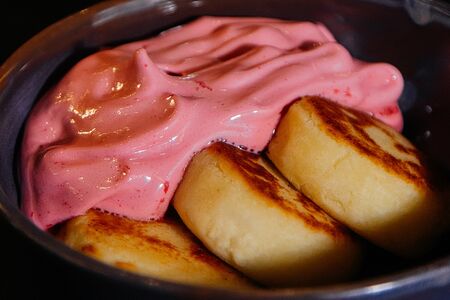 Сырники с ягодным соусом и ванильным кремом 